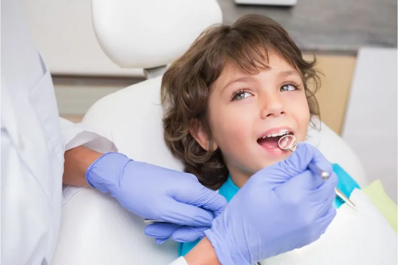 O acompanhamento com um dentista frequente, é a melhor maneira de evitar um dente infantil podre.
