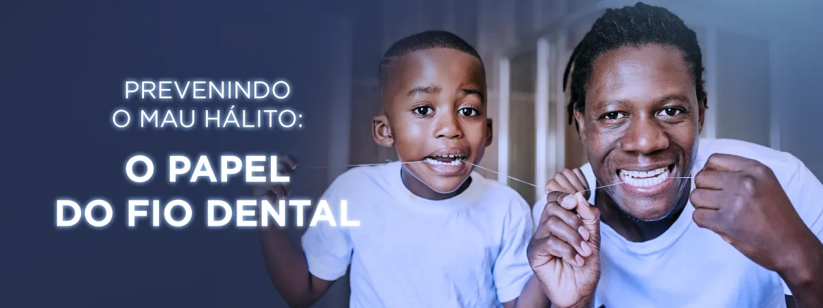 Banner informativo sobre como prevenir o mau hálito usando fio dental, com um pai e seu filho usando fio dental.