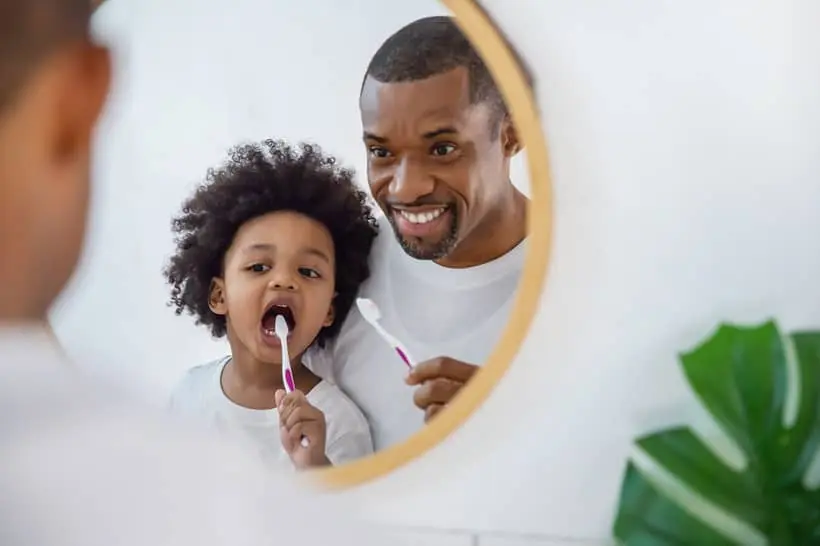 Escolhas escovas de dentes e cremes dentais divertidos pode inspirar as crianças na hora da higiene bucal