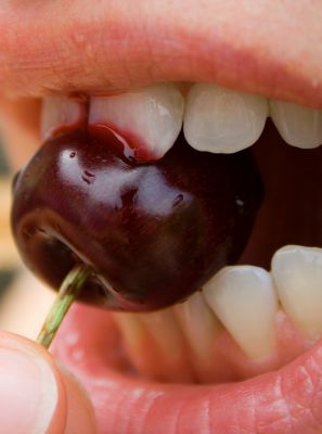 Diga adeus às manchas nos dentes causadas por alimentos: 3 passos que vão acabar com o problema