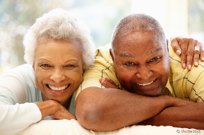 Chegar na melhor idade com um sorriso amarelado pode acontecer, mas não é requisito para todo idoso. A dentista Flávia Bazílio explica que esse efeito pode ser revertido com bons hábitos