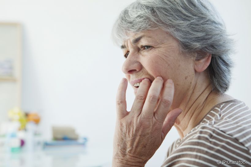 O melanoma bucal é um tipo de câncer que acomete, geralmente, pessoas acima de 60 anos. É caracterizado por manchas na gengivas que variam de cinza ao negro ou do vermelho ao roxo