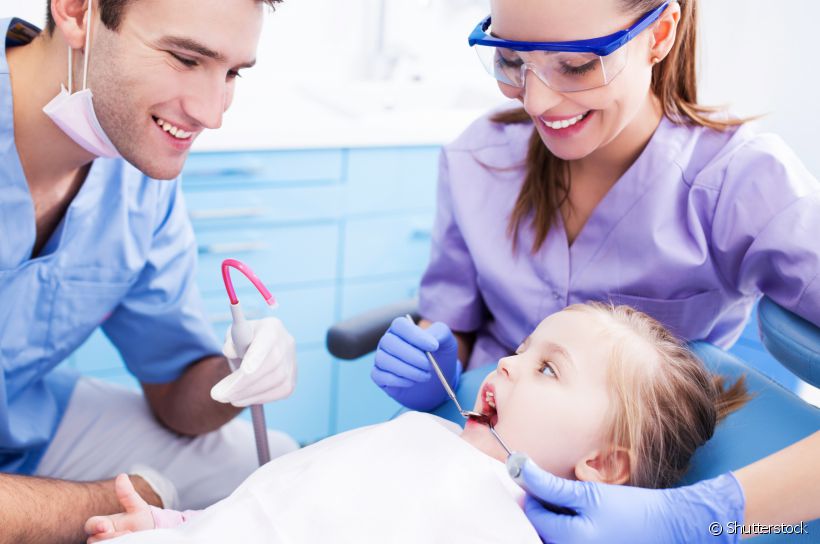 Não espere a criança ter problemas bucais para pensar em levá-la ao dentista. Já no primeiro ano de vida os pequenos devem visitar esse profissional para garantir um sorriso mais saudável por toda a vida