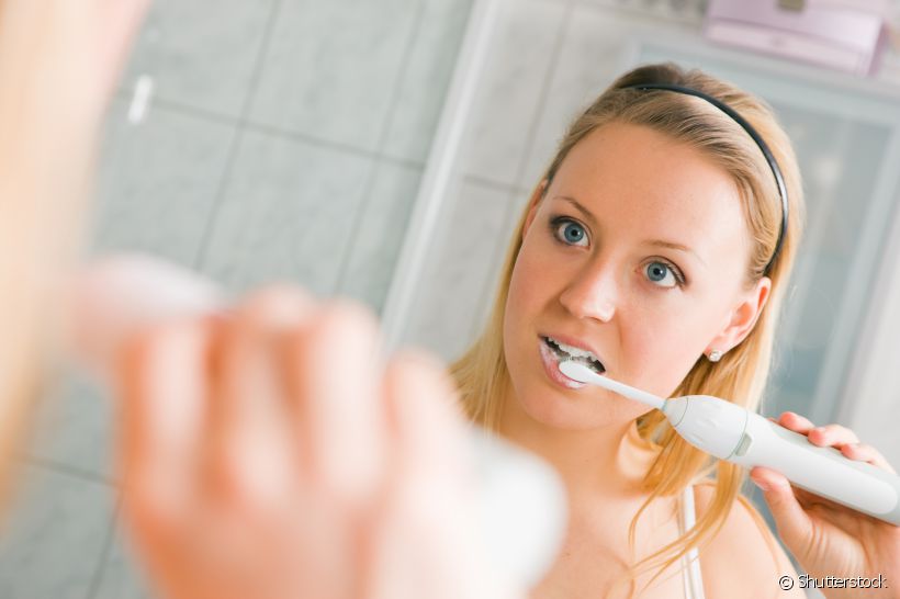Realizar a higiene bucal ficou ainda mais eficiente com a escova de dentes elétrica. Você tem ideia de quantos movimentos essa ferramenta é capaz de fazer? Sorria e fique por dentro