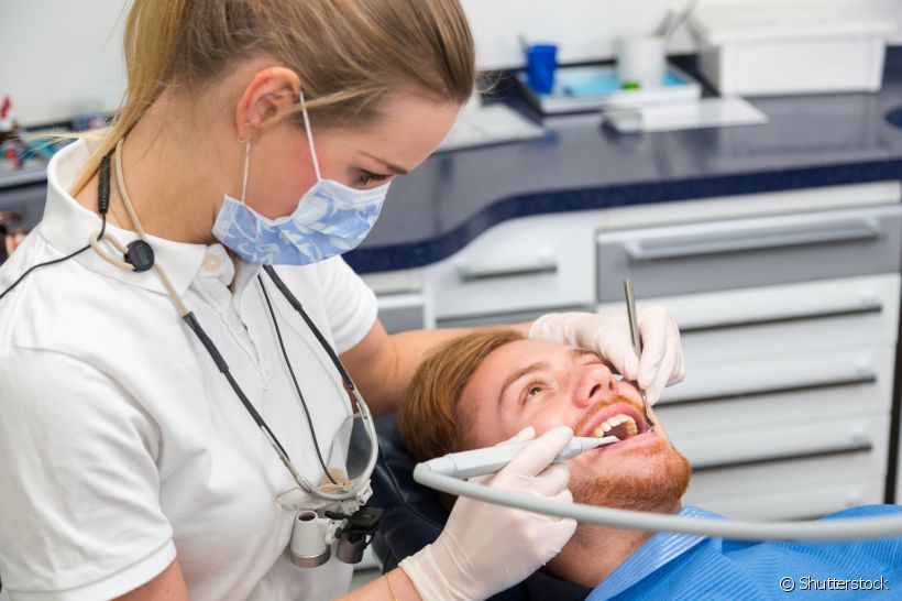 Para não esquecer de ir ao dentista regularmente, marque de seis em seis meses uma limpeza dentária. Desse jeito, você terá sempre um acompanhamento profissional