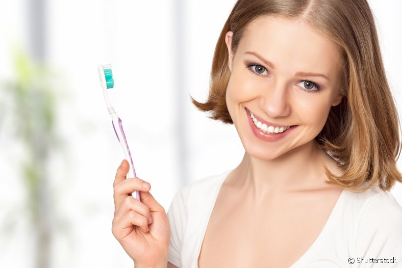 A dentista Heloísa Crisóstomo explica que uma das formas de amenizar as bactérias é fazendo a desinfecção da escova