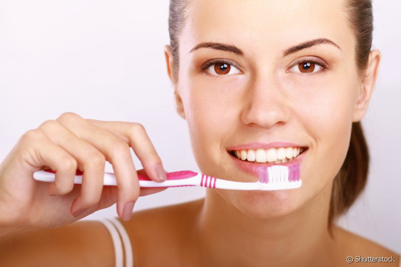 Quer manter os dentes mais brancos? Evite escovar os dentes assim que terminar de comer, principalmente se ingeriu alimentos ácidos. Faça m bochecho com água e espere, ao menos, 30 minutos para realizar sua escovação