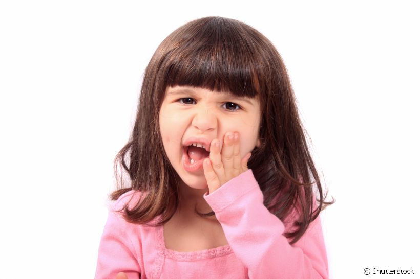 Quando uma criança sente dor de dente, significa que algumas complicações podem estar afetando seu universo bucal como cáries, fratura dentária, problema na gengiva e até o bruxismo