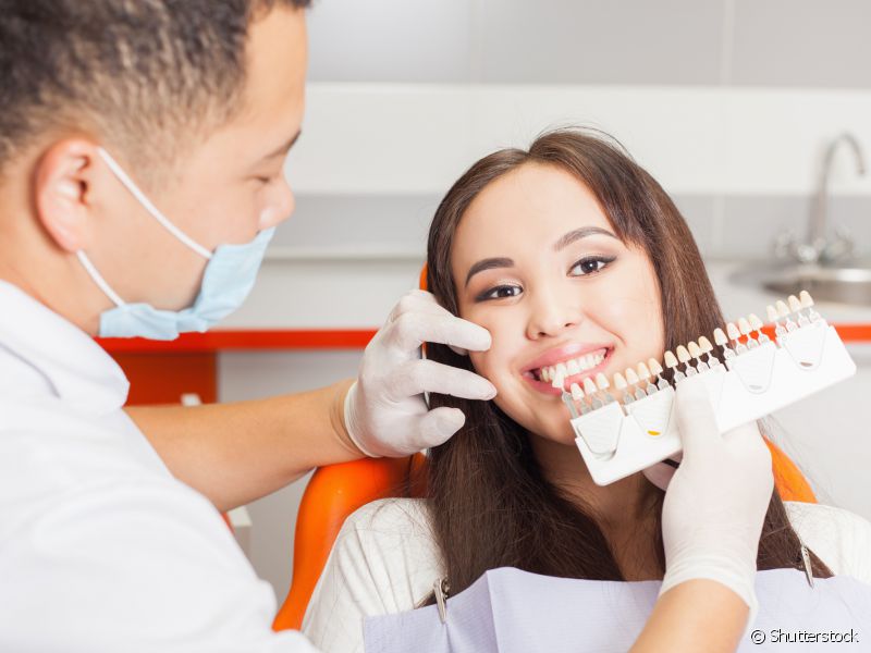 Vá ao dentista e converse sobre a possibilidade do clareamento dental caseiro.