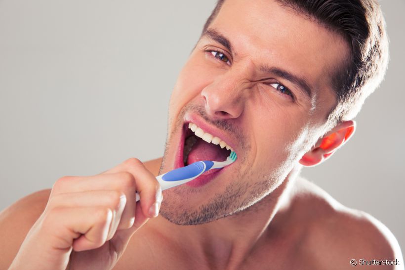 Escovar o dente siso é complicado e por isso acaba acumulando mais placa bacteriana que os outros. Mas o periodontista Leonardo Costa ensina algumas maneiras de como prevenir toda essa sujeira