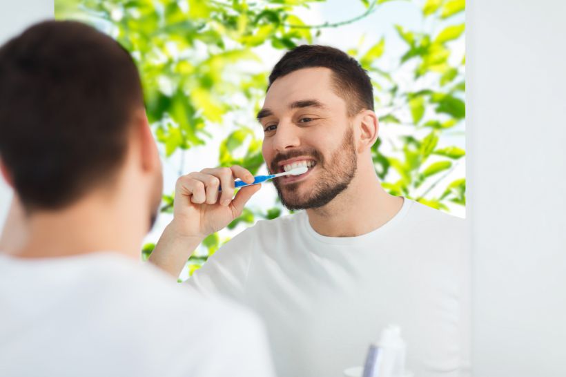 Qual é a escova de dente ideal para você? O Sorrisologia separou 4 dicas que podem ajudar a escolher a melhor ferramenta de acordo com suas necessidades bucais