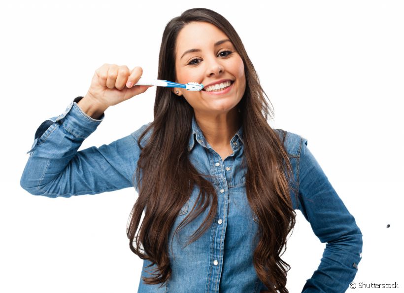 Você lembra de trocar sua escova a cada três meses? Limpa as cerdas depois da higiene bucal? Onde costuma guardar a ferramenta? Confira 6 cuidados para manter esse utensílio bem longe das bactérias
