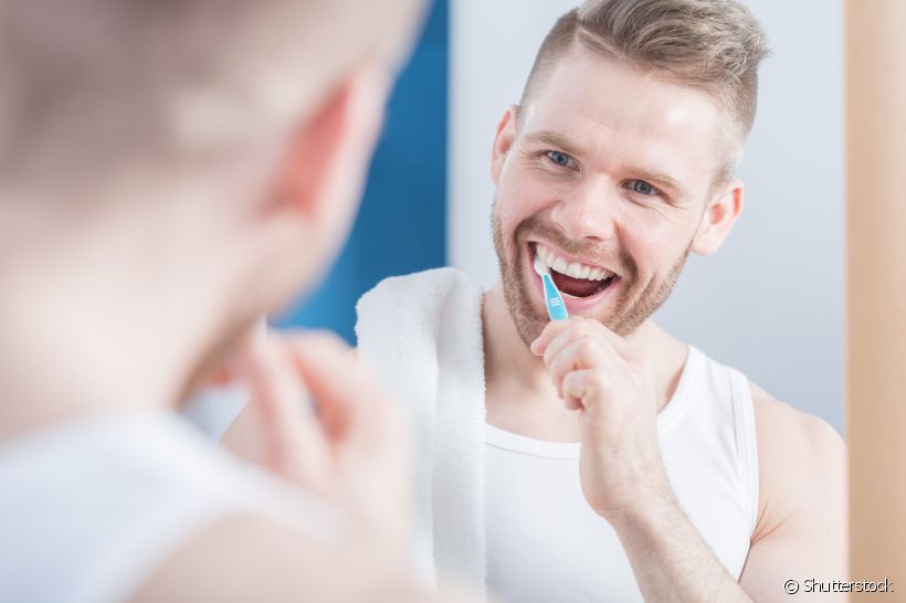 Toda higiene começa com o fio dental, mas na hora da escovação você se lembra de escovar a parte de trás dos dentes? Dar atenção a esta região do seu sorriso é muito importante. O dentista Cláudio de Sá explica por que