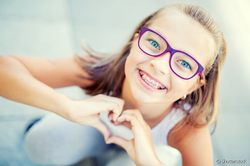 Um dos maiores mitos é que o aparelho dentário não combina com óculos. No entanto, os dois já se tornaram um acessório e dão estilo ao visual
