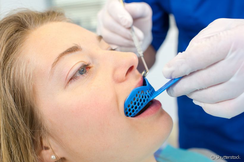 Os dentistas recomendam o uso de protetor bucal para as práticas esportivas como forma de proteção de toda cavidade oral. Mas para quem usa aparelho ortodôntico, será que o dispositivo pode atrapalhar? Confira nas palavras de uma especialista