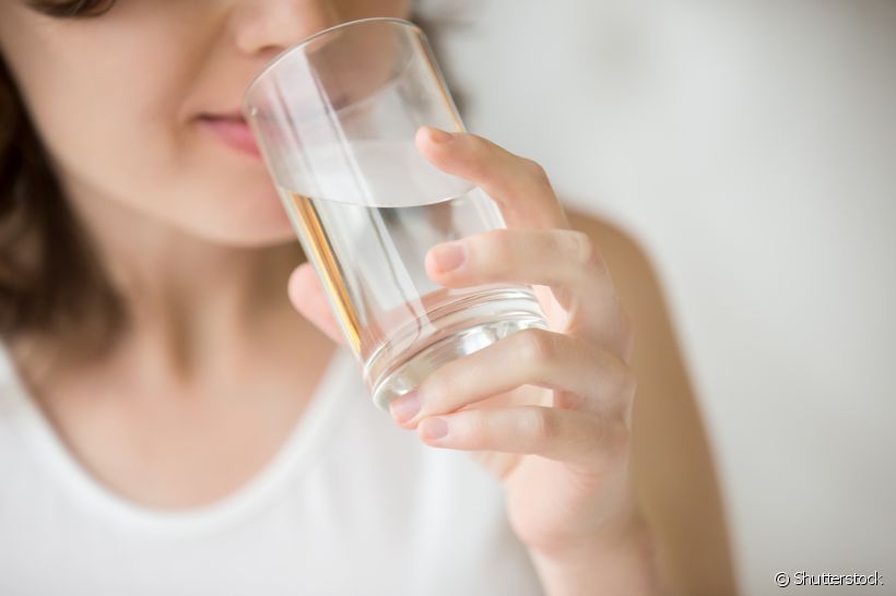Você tem o costume de beber água com frequência? O Sorrisologia explica por que manter-se sempre hidratado é cuidar não só da saúde física mas também da saúde bucal