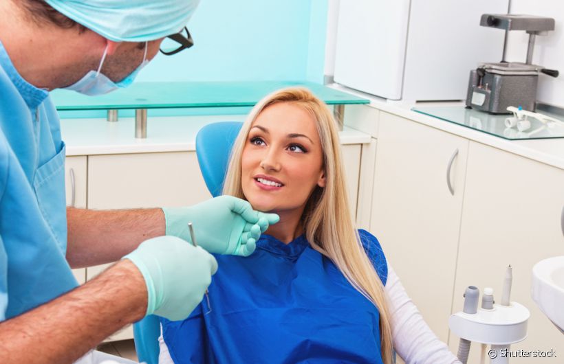 O clareamento dental caseiro é um procedimento possível e seguro desde que recomendado e acompanhado por um profissional de Odontologia. Entenda a importância desse cuidado