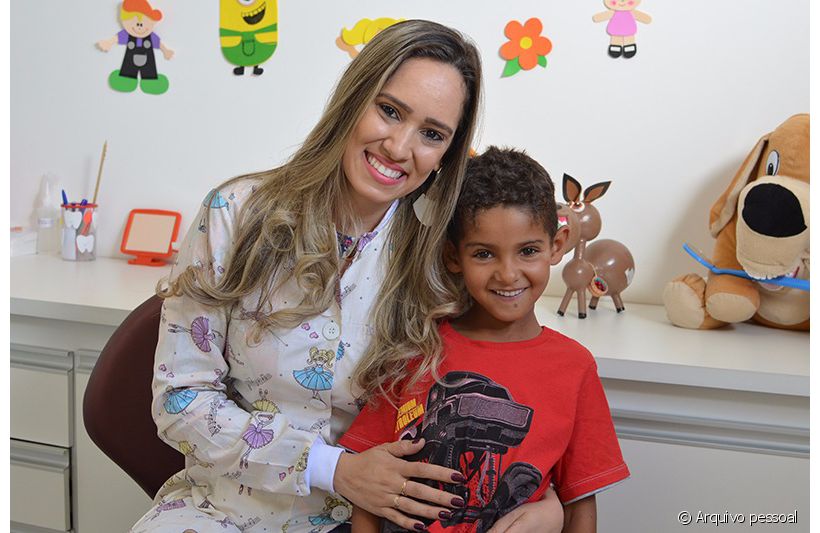 Amanda e Ryan, de 6 anos, ficaram conhecidos nas redes sociais depois que a dentista devolveu o sorriso ao rosto do menino com a técnica da prótese dentária removível