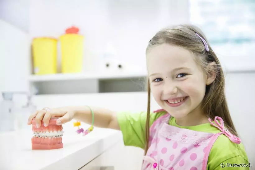 Os primeiros anos de cuidados bucais de uma criança podem refletir muito em sua fase adulta. A odontopediatra Simone Bastos explica como a primeira visita ao dentista influencia no sorriso da garotada