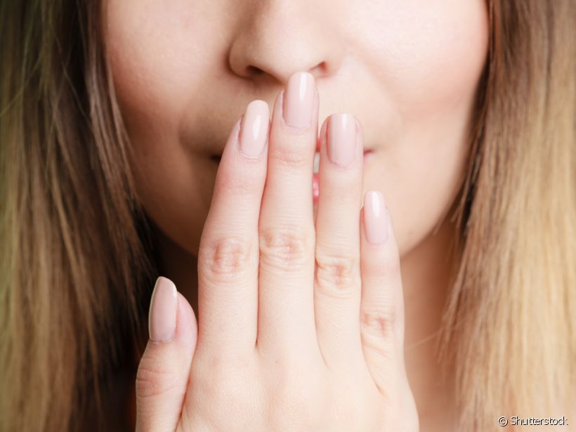 O mau cheiro vindo sua boca pode ter uma explicação pouco comum, mas ainda assim, possível. Entenda a relação do mau hálito com a retração gengival