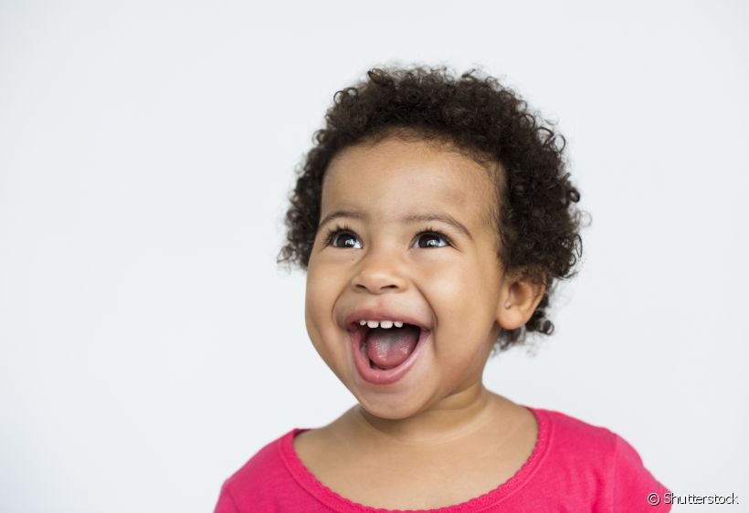 Você acompanha a higiene bucal do seu filho? Este hábito pode ajudar a prevenir os pequenos da fluorose dentária. A odontopediatra Simone Bastos explica esse e outros meios de evitar as manchinhas brancas 