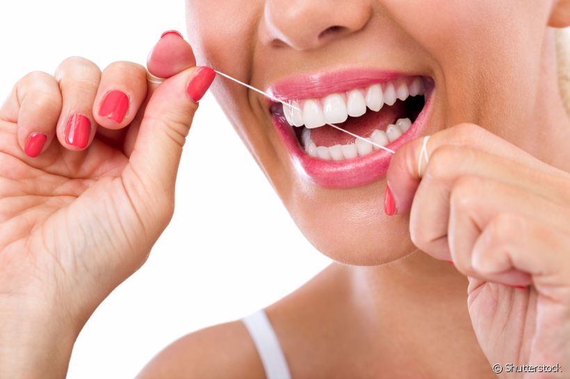 Passar o fio dental é sempre um grande dilema para muitas pessoas. Mas será que esse utensílio precisa ser utilizado em toda higiene bucal diária? A dentista Thalita Costa responde