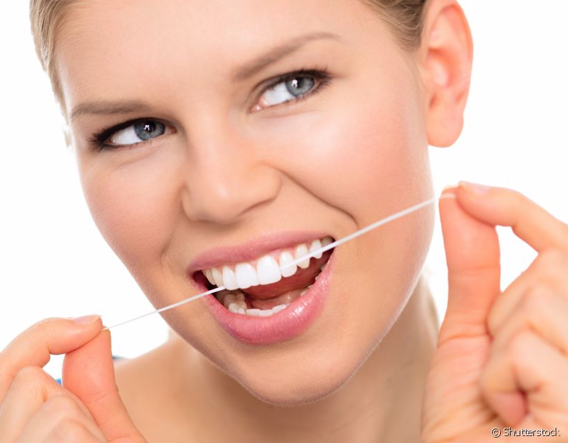 O fio dental precisa ser passado entre os dentes, mas também deve alcançar a linha da gengiva. A profissional Thalita Costa esclarece a importância desse hábito para a saúde bucal