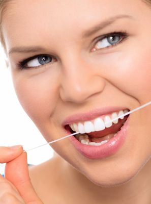 Você passa o fio dental na linha da gengiva? Dentista explica a importância deste hábito