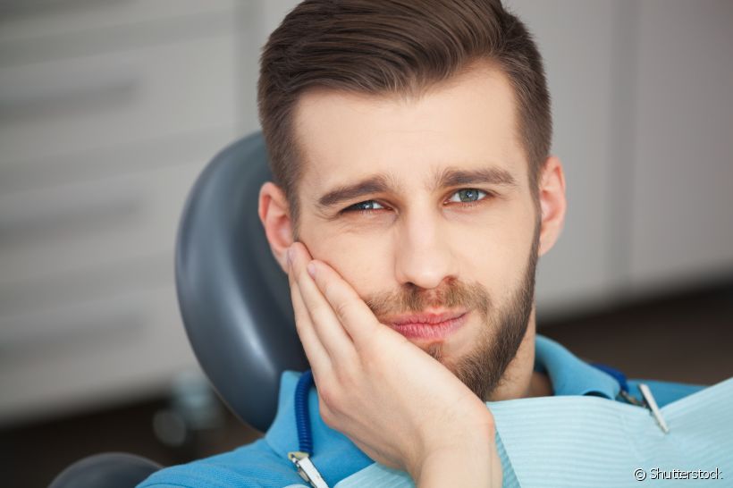 Dentes sensíveis podem tirar a paz da rotina, não é? Entenda como isso afeta a sua saúde bucal com a ajuda do especialista 