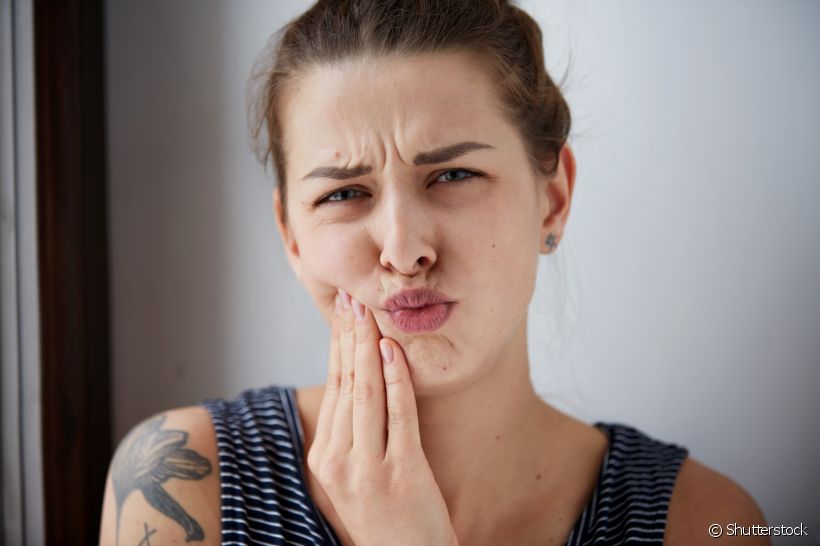 Gengiva inchada é sinal de que algo não vai bem na saúde bucal, mas nem sempre é sinal de gengivite. O dentista Johnathan Marcondes explica as possíveis causas