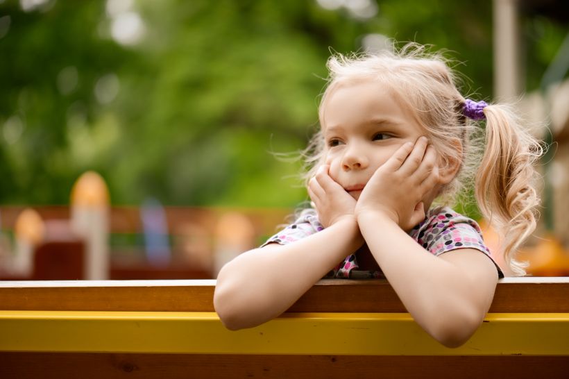 O contexto em que a criança vive pode influenciar diretamente na sua saúde bucal. Conheça algumas explicações para o surgimento do bruxismo infantil