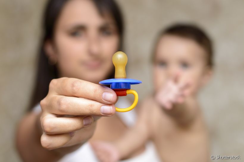 Chupar o dedo ou a chupeta é praticamente um calmante para os bebês. Mas será que esses hábitos podem se tornar um problema para o sorriso da criança? O Sorrisologia ouviu os esclarecimentos da dentista Sílvia Reis
