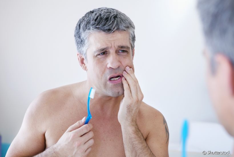 Você costuma sentir dor ao escovar os dentes? Se isso passou a ser comum na sua rotina, o dentista Cláudio de Sá faz o alerta: é importante procurar ajuda