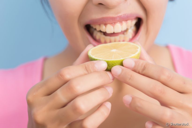 Você sente dor ao comer alimentos muito cítricos? Percebeu que seus dentes estão mais amarelados que o normal? Esses podem ser alguns sintomas da erosão dentária