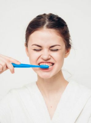 Sangramento na gengiva é culpa da escova de dente?