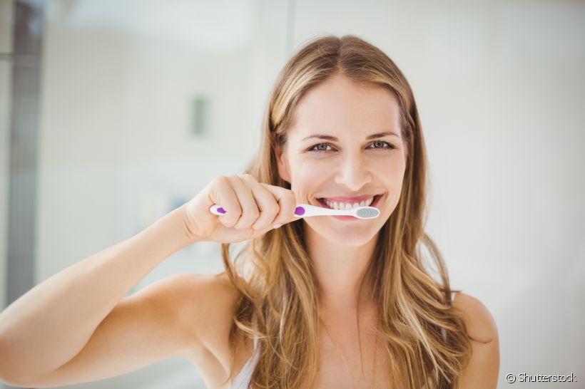 Você tem dúvidas sobre quantas vezes por dia é preciso escovar os dentes? O dentista Sylvio Simioni esclarece