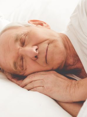 Prótese dental móvel: é recomendado dormir com ela?