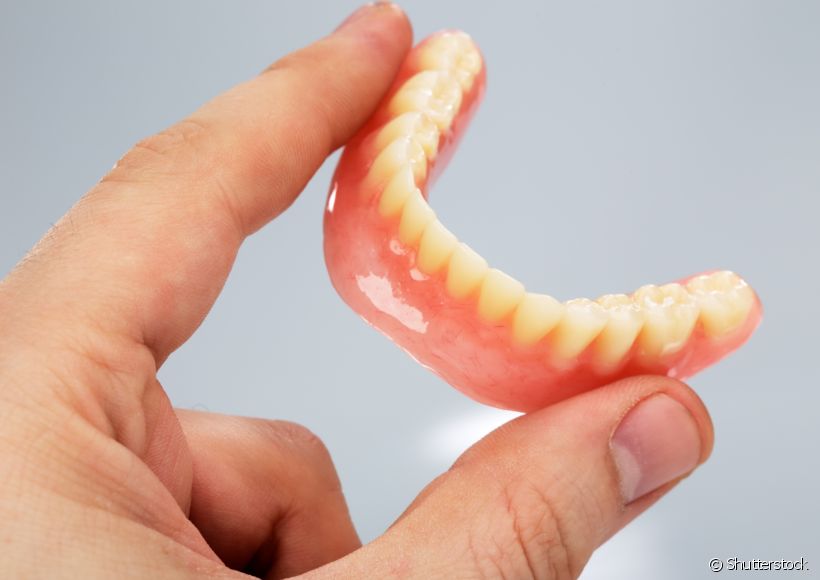 Saiba como cuidar da sua prótese dentária da melhor forma possível com a ajuda do Sorrisologia