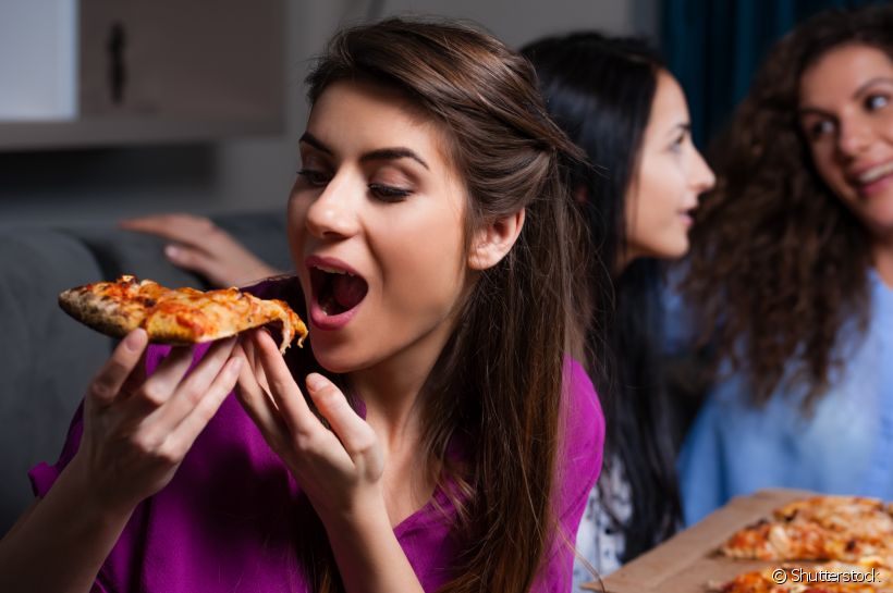 Se algum dente não existe na cavidade oral, até mesmo comer uma pizza com amigos pode se tornar um problema