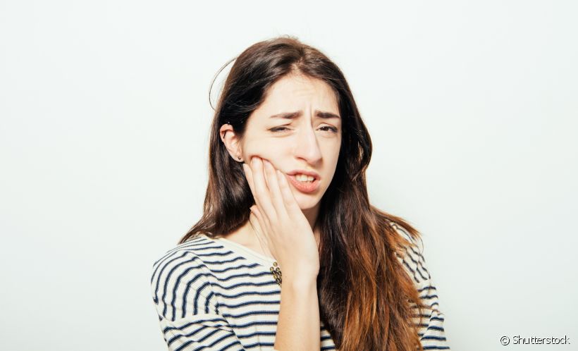 Sua gengiva dói muito e você sente dificuldade até para escovar os dentes? Boa notícia: a periodontista Caroline Pessoa indica as melhores soluções para o problema