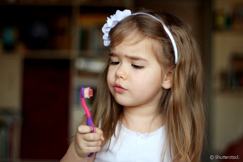 Na hora da higiene bucal, seu filho costuma usar o mesmo creme dental que você? A odontopediatra Simone Bastos explica se o produto adulto pode ser utilizado pelos pequenos