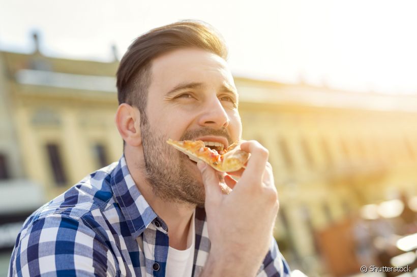 Ao comer um pedaço de pizza, você sentiu muita dor em um dos lados da arcada. Este pode ser o indício de uma mastigação unilateral, sabia? Descubra os riscos desse hábito para a saúde do seu sorriso 