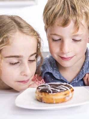 Cárie na infância: como o açúcar pode colocar os dentes em risco