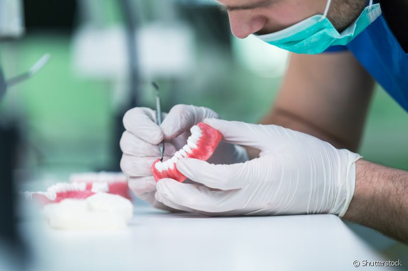 Você descobriu a pouco tempo que vai precisar usar prótese dentária. Já teve a curiosidade de saber como o acessório é confeccionado? A dentista Elis Regina explicou ao Sorrisologia