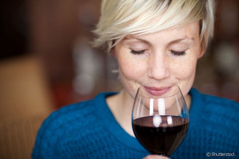 Uma taça de vinho pode parecer inofensiva, mas quando o consumo de bebida alcoólica se torna frequente pode gerar problemas sérios para o seu sorriso, como o próprio câncer de boca