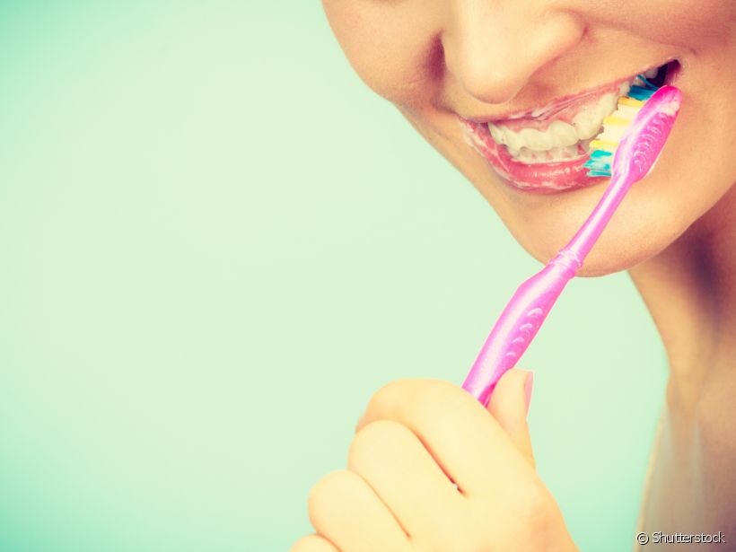 Com a ferramenta ideal, você consegue evitar que seus dentes fiquem sensíveis. A dentista Kalina Diniz indica a melhor escova para o caso
