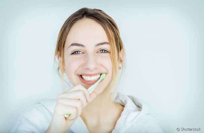 Seja com o namorado ou com alguém da família, compartilhar a escova de dente é uma prática vetada pelos dentistas. Entenda por que você não deve fazer isso