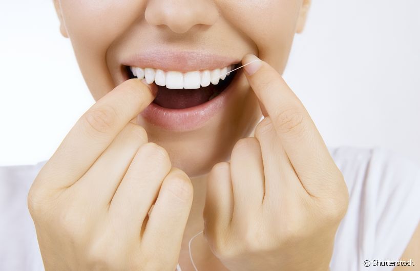Uma cárie pode surgir em qualquer lugar, inclusive entre os dentes. Descubra como o fio dental é capaz de prevenir este cenário  