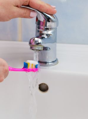 Molhar ou não o creme dental antes de escovar os dentes?