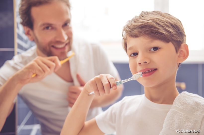 Qual é o momento certo de inserir um creme dental na higiene bucal da criança?